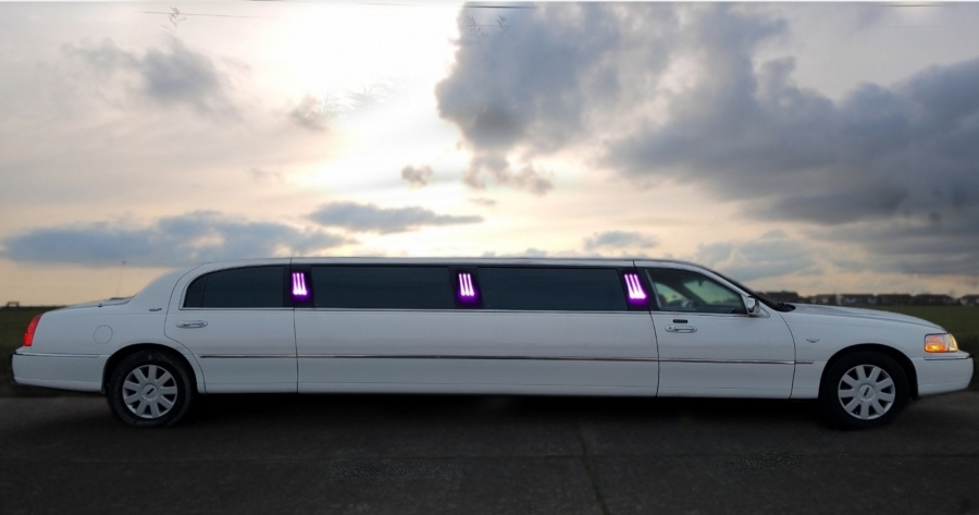 White stretch limousine - Slide 4